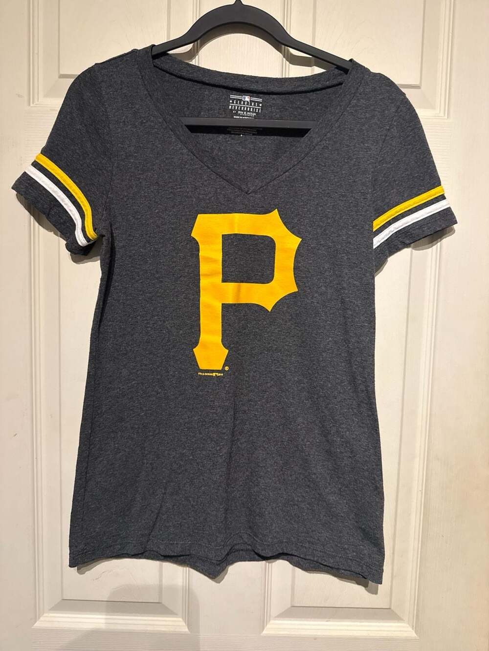 5th & Ocean Pittsburgh Pirates V-Neck T-Shirt Size S Gray Striped Sleeve